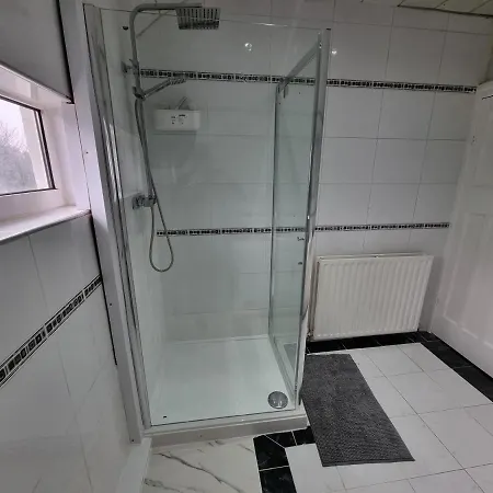 Luxury Double Bed With Private Bathroom, Netflix, Work Space And Wifi Проживание в семье
