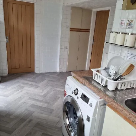 Проживание в семье Luxury Double Bed With Private Bathroom, Netflix, Work Space And Wifi *