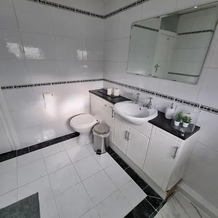 Проживание в семье Luxury Double Bed With Private Bathroom, Netflix, Work Space And Wifi Лидс