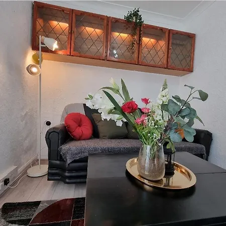 Проживание в семье Luxury Double Bed With Private Bathroom, Netflix, Work Space And Wifi *