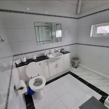 Проживание в семье Luxury Double Bed With Private Bathroom, Netflix, Work Space And Wifi Лидс