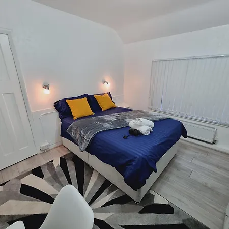 Проживание в семье Luxury Double Bed With Private Bathroom, Netflix, Work Space And Wifi Лидс