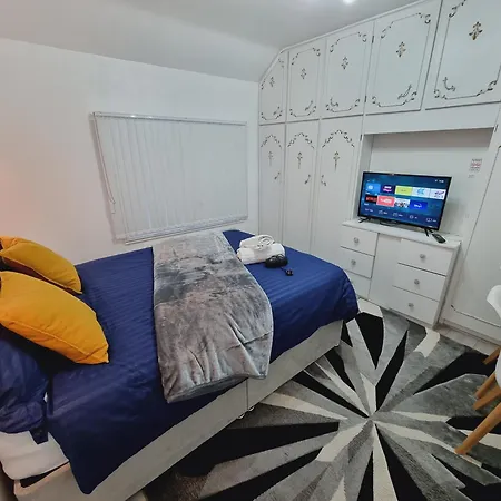 Luxury Double Bed With Private Bathroom, Netflix, Work Space And Wifi Лидс