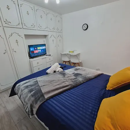 Luxury Double Bed With Private Bathroom, Netflix, Work Space And Wifi