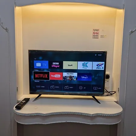 Luxury Double Bed With Private Bathroom, Netflix, Work Space And Wifi Проживание в семье