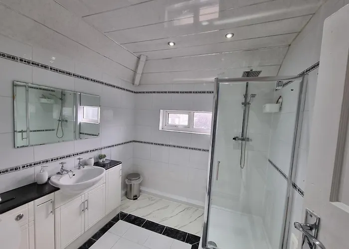 Luxury Double Bed With Private Bathroom, Netflix, Work Space And Wifi