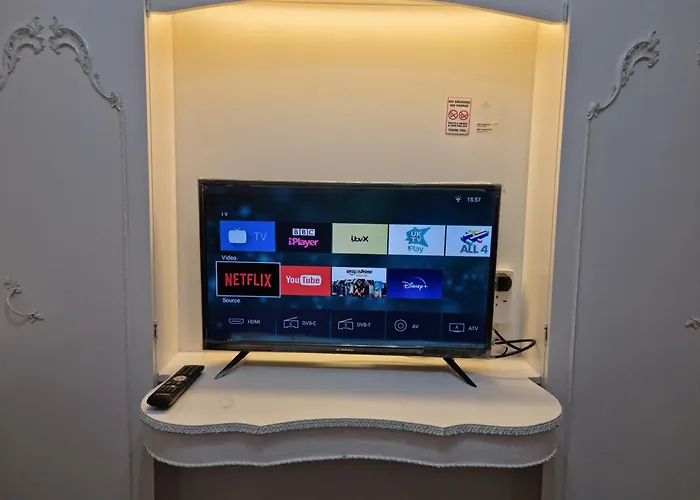 Luxury Double Bed With Private Bathroom, Netflix, Work Space And Wifi Rum i privatbostad