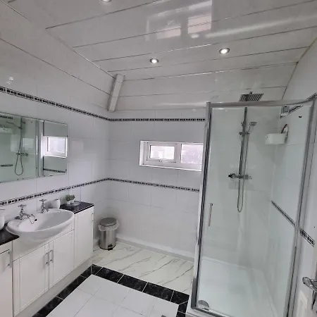 Luxury Double Bed With Private Bathroom, Netflix, Work Space And Wifi