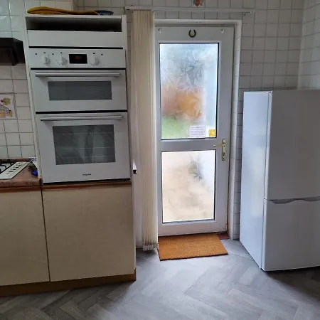 Luxury Double Bed With Private Bathroom, Netflix, Work Space And Wifi *