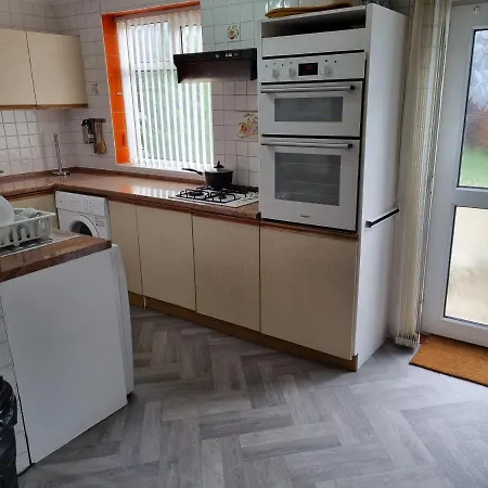 Luxury Double Bed With Private Bathroom, Netflix, Work Space And Wifi *