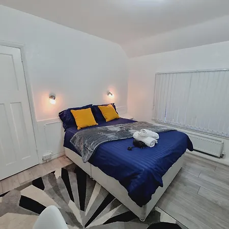 Luxury Double Bed With Private Bathroom, Netflix, Work Space And Wifi *