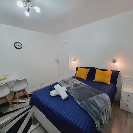 Luxury Double Bed With Private Bathroom, Netflix, Work Space And Wifi Habitación en casa particular