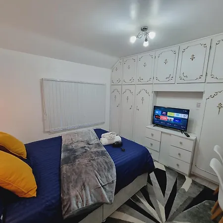 Luxury Double Bed With Private Bathroom, Netflix, Work Space And Wifi Leeds (West Yorkshire)