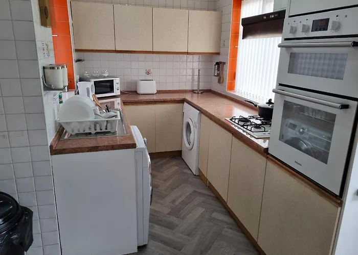 Luxury Double Bed With Private Bathroom, Netflix, Work Space And Wifi * Leeds