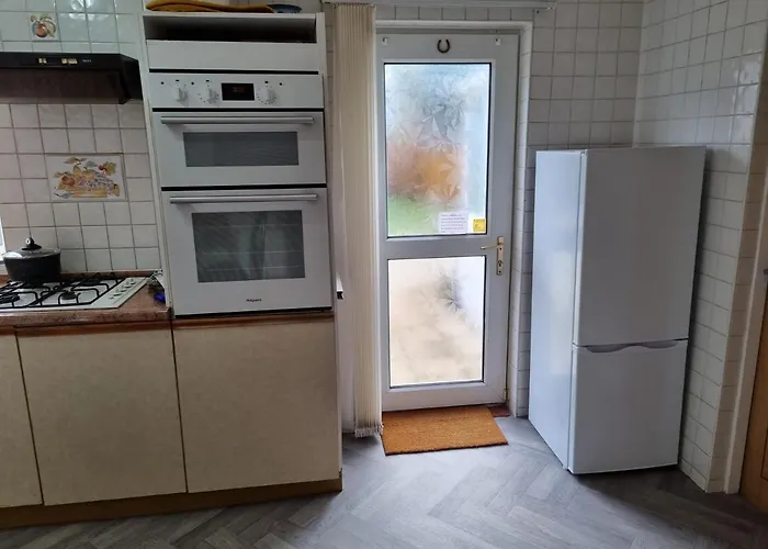 Luxury Double Bed With Private Bathroom, Netflix, Work Space And Wifi *