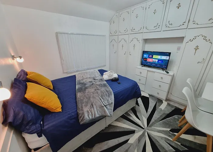 Luxury Double Bed With Private Bathroom, Netflix, Work Space And Wifi לידס