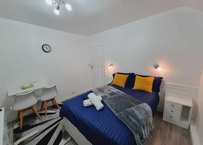 Luxury Double Bed With Private Bathroom, Netflix, Work Space And Wifi Homestay szállás