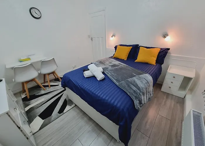 בית אירוח Luxury Double Bed With Private Bathroom, Netflix, Work Space And Wifi *