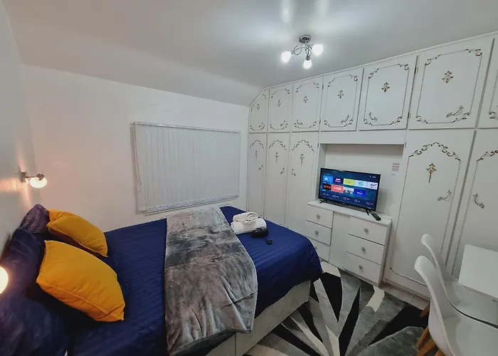 Luxury Double Bed With Private Bathroom, Netflix, Work Space And Wifi לידס