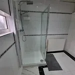Luxury Double Bed With Private Bathroom, Netflix, Work Space And Wifi Privatunterkunft