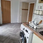 Privatunterkunft Luxury Double Bed With Private Bathroom, Netflix, Work Space And Wifi *
