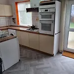 Luxury Double Bed With Private Bathroom, Netflix, Work Space And Wifi *
