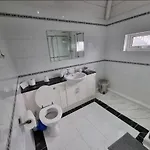 Privatunterkunft Luxury Double Bed With Private Bathroom, Netflix, Work Space And Wifi Leeds (West Yorkshire)
