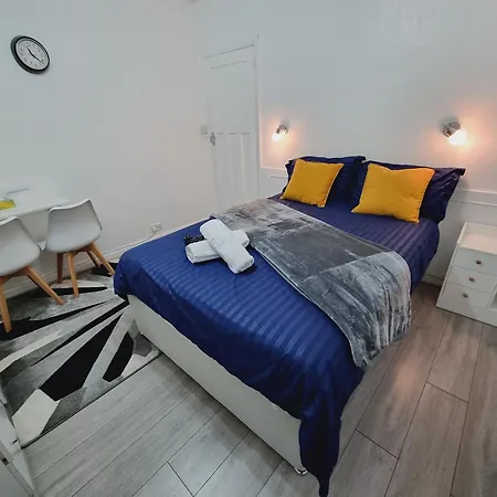 Homestay Luxury Double Bed With Private Bathroom, Netflix, Work Space And Wifi *