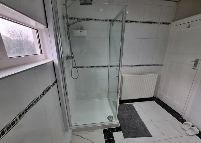 Luxury Double Bed With Private Bathroom, Netflix, Work Space And Wifi Homestay