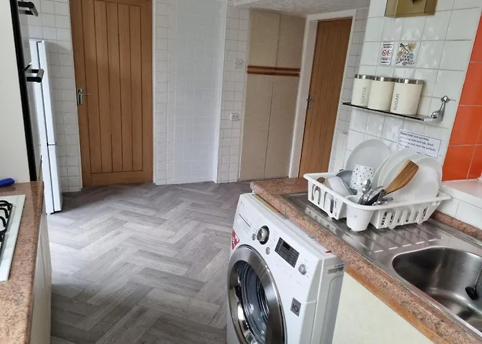 Homestay Luxury Double Bed With Private Bathroom, Netflix, Work Space And Wifi *