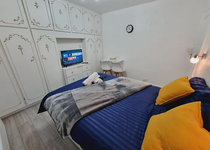 Luxury Double Bed With Private Bathroom, Netflix, Work Space And Wifi